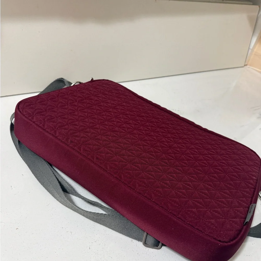 Belkin Quilted Burgundy Laptop Bag in new condition cond